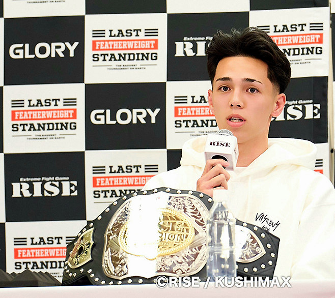 제4대 라이즈 67.5㎏ 챔피언 우사미 히데 메이슨이 2025년 11월 일본 도쿄 료고쿠 고쿠기칸 킥복싱 슈퍼파이트 전날 기자회견에서 국제무에타이연맹 동아시아선수권대회 동메달리스트 조산해를 상대하는 각오를 밝히고 있다. 사진=RISEクリエーション株式会社