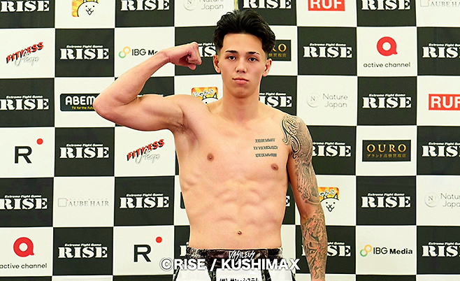 제4대 라이즈 67.5㎏ 챔피언 우사미 히데 메이슨이 2025년 11월 일본 도쿄 료고쿠 고쿠기칸 킥복싱 슈퍼파이트 전날 공개 계체 행사 촬영에 응하고 있다. 사진=RISEクリエーション株式会社