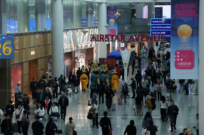 올해 3분기 면세점 4사가 나란히 수익성을 개선했다. 인천국제공항 제1터미널 면세구역에서 관광객들이 쇼핑을 하고 있다. /사진=뉴시스