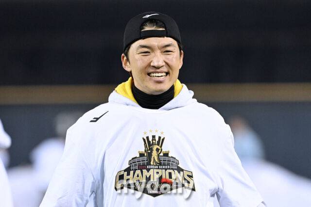 1일 서울 잠실야구장에서 열린 프로야구 LG 트윈스의 2025 한국시리즈 우승 세리머니 팬 감사 행사 '더 리턴 오브 챔피언스'(The Return of Champions)'. 주장 박해민이 미소를 짓고 있다./마이데일리