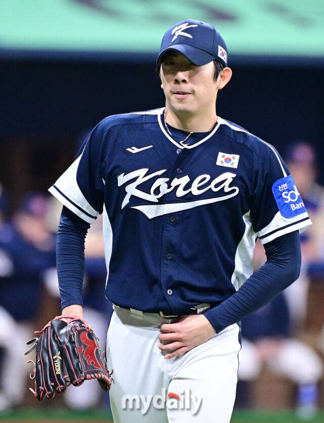 9일 오후 서울 구로구 고척스카이돔에서 진행된 '2025 NAVER K-BASEBALL SERIES' 대한민국-체코와의 평가전 경기. 대한민국 선발 오원석이 2이닝 무실점을 호투한 뒤 더그아웃으로 향하고 있다./마이데일리