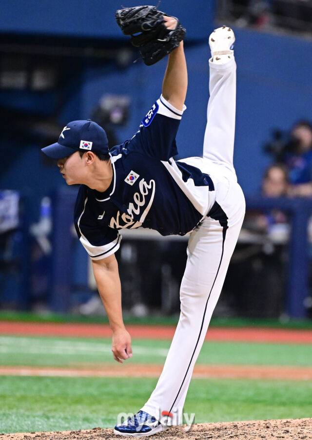 9일 오후 서울 구로구 고척스카이돔에서 진행된 '2025 NAVER K-BASEBALL SERIES' 대한민국-체코와의 평가전 경기. 대한민국 김영우가 9회말 구원 등판해 역투를 펼치고 있다./마이데일리