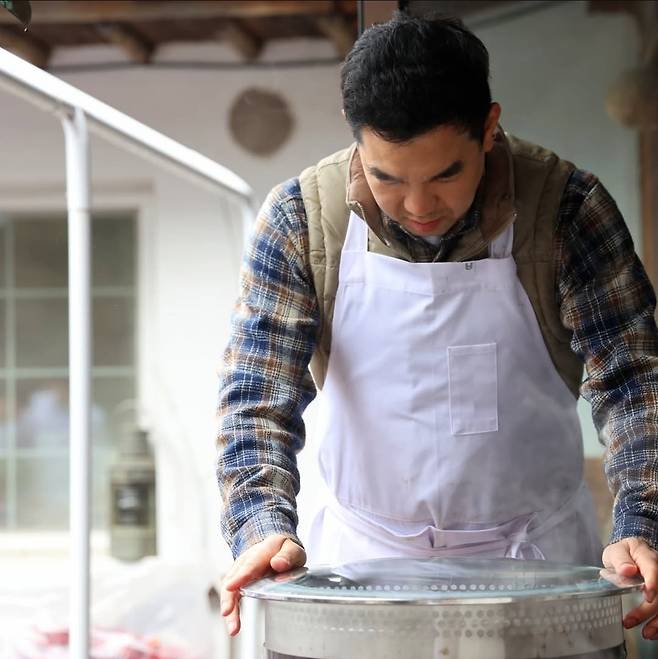 가평에 위치한 권숙수 조부의 생가에서 장을 담그는 권우중 셰프. 인스타그램