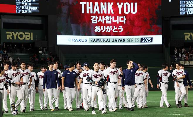 16일 일본 도쿄돔에서 열린 2025 K베이스볼 시리즈 대한민국과 일본의 평가전. 7-7 무승부를 기록한 대표팀 선수들이 팬들에게 인사한 뒤 경기장을 빠져나가고 있다. 연합뉴스