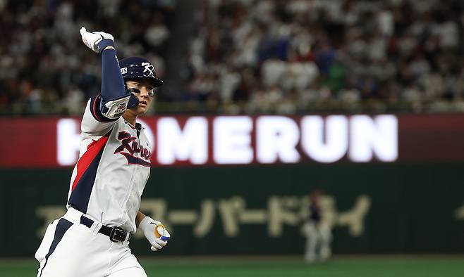 16일 일본 도쿄돔에서 열린 2025 K베이스볼 시리즈 대한민국과 일본의 평가전. 9회말 2사 주자없는 상황 김주원이 동점 솔로홈런을 쏘아올린 뒤 그라운드를 돌고 있다. 연합뉴스