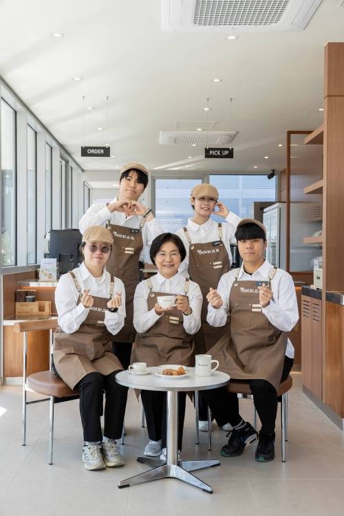 김미경(가운데) 서울 은평구청장과 자립준비청년들이 ‘은평에피소드’ 카페에서 기념촬영을 하고 있다. 구청 직영으로 운영되는 이곳은 자립준비청년들의 사회 진출과 경제적 자립을 지원하고자 마련됐다. 은평구 제공