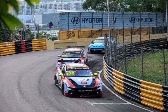 13~16일 열린 ‘2025 TCR 월드투어’ 마카오 대회에서 현대자동차 ‘더 뉴 엘란트라 N TCR(국내명 더 뉴 아반떼 N TCR)’이 주행하고 있다. 사진 제공=현대차