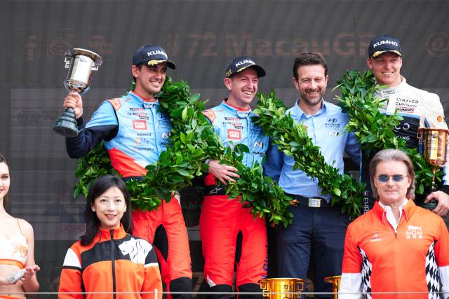 미켈 아즈코나(뒷줄 왼쪽부터) 선수와 네스토르 지로라미 선수가 ‘2025 TCR 월드투어’ 마카오 대회에서 각각 준우승과 우승을 차지한 후 포디움에서 기뻐하고 있다. 사진 제공=현대차