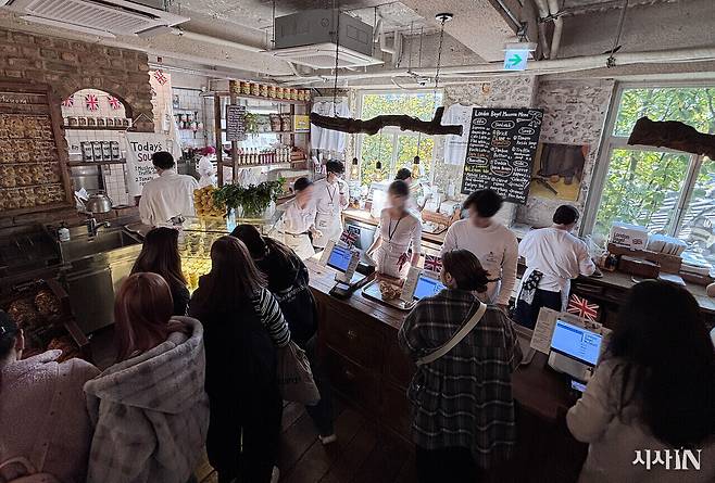 11월5일 런던베이글뮤지엄 한 매장에서 손님들이 베이글을 고르고 있다.ⓒ시사IN 이명익