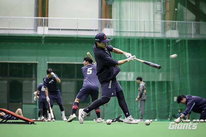 롯데 선수들이 13일 일본 미야자키에서 열린 마무리캠프 도중 야간 타격 훈련을 소화하고 있다. 사진제공|롯데 자이언츠