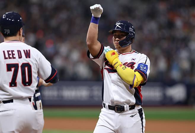 안현민(사진, 오른쪽)은 김도영, 김영웅, 문동주, 박영현 등 2003년생 친구들과 함께 황금세대 구축을 향한 각오를 밝혔다. 사진제공|KBO