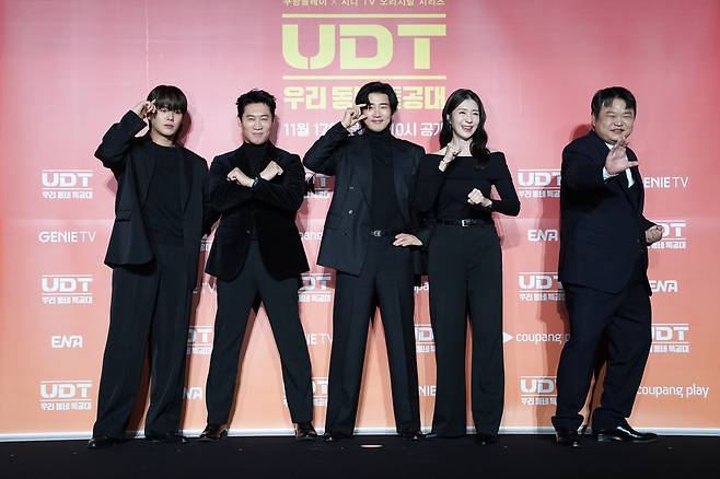 윤계상(왼쪽)과 진선규가 ‘범죄도시’ 이후 8년 만에 안방극장에서 재회한다. 2025년 쿠팡플레이 최대 기대작인 ‘UDT: 우리 동네 특공대’는 초능력 없는 평범한 인물들의 ‘생활밀착형’ 히어로 물이란 독특한 설정으로 눈길을 끈다. 17일 오후 10시 ENA에서 첫 방송된다. 사진제공 | 쿠팡플레이·지니TV·ENA