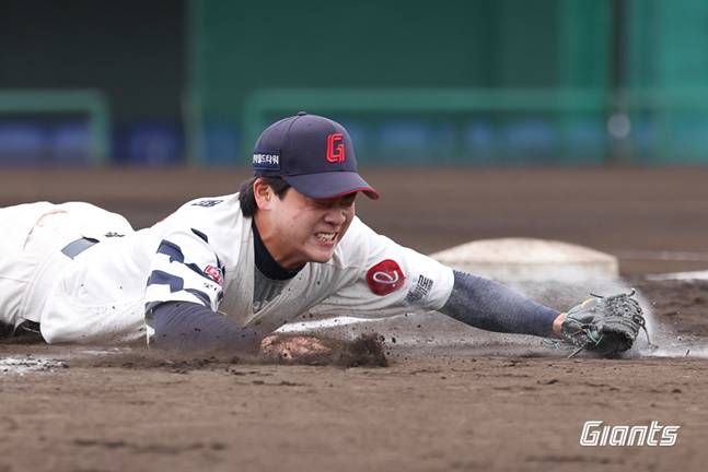 롯데 박찬형이 수비훈련을 소화하고 있다. /사진=롯데 자이언츠 제공