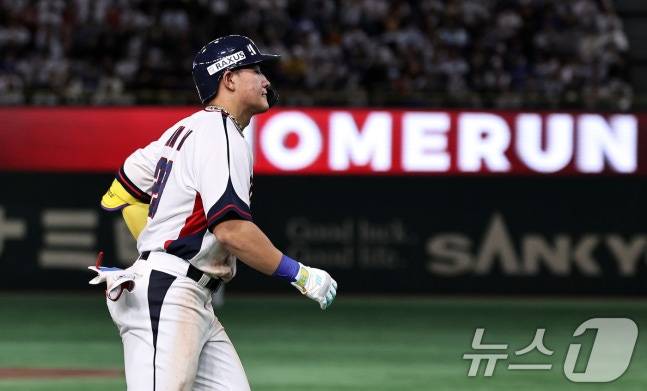 16일 오후 일본 도쿄돔에서 열린 월드베이스볼클래식(WBC) 대비 평가전 '2025 케이 베이스볼 시리즈(K-BASEBALL SERIES)' 일본과의 2차전 경기. 대한민국 안현민이 8회말 1사 주자없는 상황 솔로홈런을 치고 그라운드를 돌고 있다.