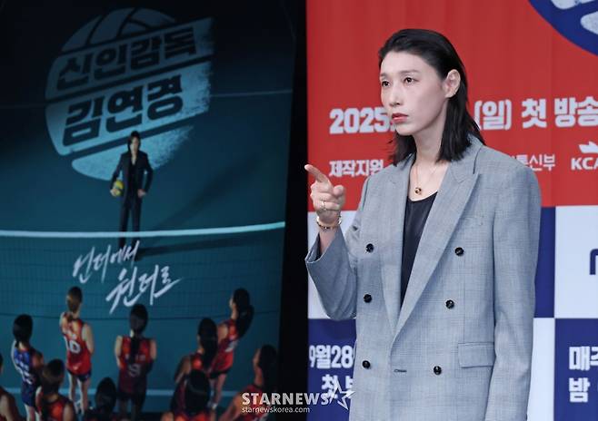 전 배구 국가대표선수 김연경이 24일 오후 서울 마포구 상암동 MBC에서 진행된 예능프로그램 '신인감독 김연경' 제작발표회에 참석해 포즈를 취하고 있다. 신인감독으로 돌아온 배구계의 전설 배구황제 김연경의 구단 창설 프로젝트 '신인감독 김연경'은 오는 28일 첫 방송된다. /2025.09.24 /사진=이동훈 photoguy@