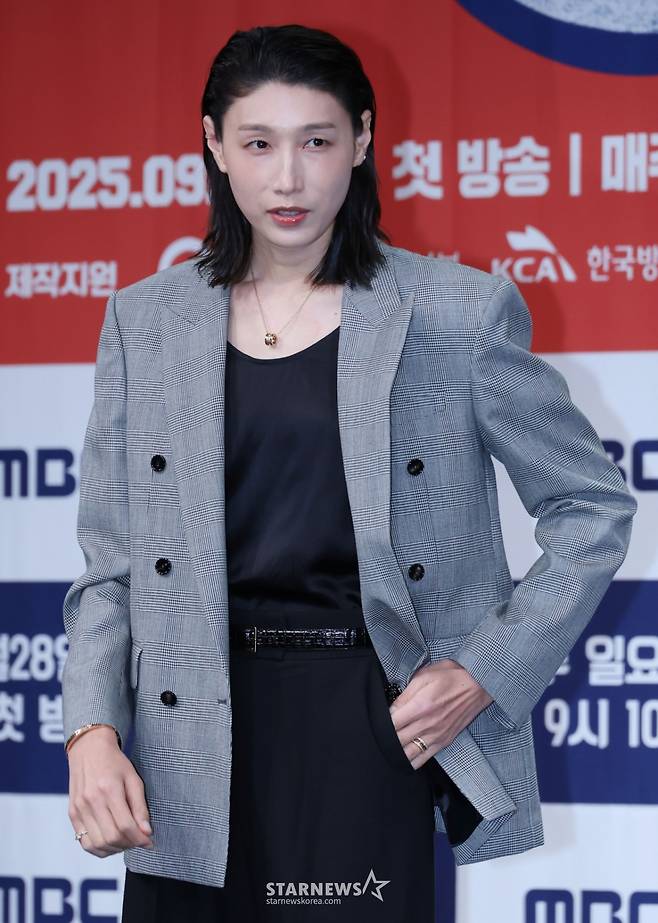 전 배구 국가대표선수 김연경이 24일 오후 서울 마포구 상암동 MBC에서 진행된 예능프로그램 '신인감독 김연경' 제작발표회에 참석해 포즈를 취하고 있다. 신인감독으로 돌아온 배구계의 전설 배구황제 김연경의 구단 창설 프로젝트 '신인감독 김연경'은 오는 28일 첫 방송된다. /2025.09.24 /사진=이동훈 photoguy@