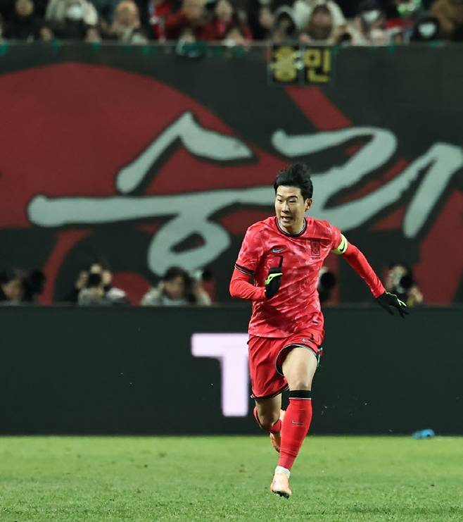 18일 서울 마포구 서울월드컵경기장에서 열린 남자축구 국가대표 A매치 평가전 대한민국과 가나의 경기. 손흥민이 공을 잡기 위해 질주하고 있다. 사진=연합뉴스