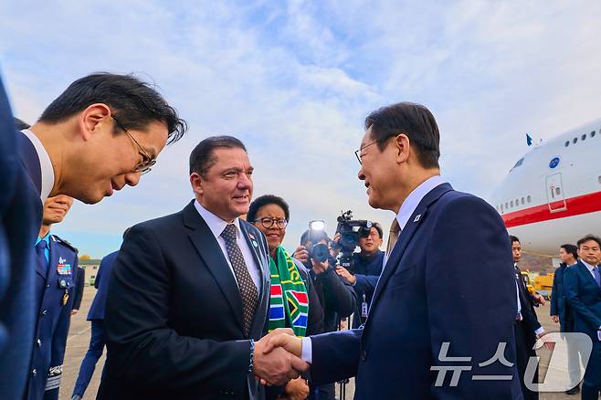 이재명 대통령이 지난 17일 주요 20개국(G20) 정상회의 참석을 계기로 아프리카와 중동 등 4개국 순방을 위해 경기 성남 서울공항에 도착, 환송객들과 인사하고 있다. (대통령실 제공. 재판매 및 DB 금지) 2025.11.18/뉴스1 ⓒ News1 허경 기자