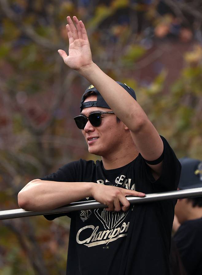 LOS ANGELES, CALIFORNIA - NOVEMBER 03: Yoshinobu Yamamoto of the Los Angeles Dodgers acknowledges the crowd during the Dodgers 2025 World Series Championship parade on November 03, 2025 in Los Angeles, California. Luke Hales/Getty Images/AFP (Photo by Luke Hales / GETTY IMAGES NORTH AMERICA / Getty Images via AFP)
<저작권자(c) 연합뉴스, 무단 전재-재배포, AI 학습 및 활용 금지>