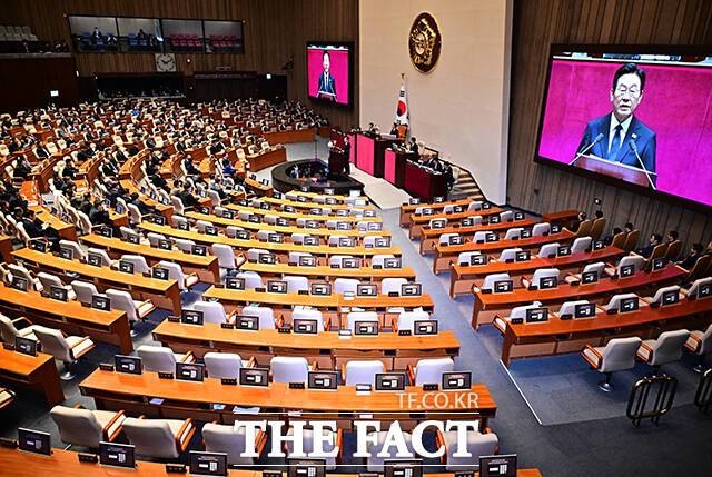 제헌절이 18년 만에 공휴일로 부활할 가능성이 커졌다. 사진은 기사와 무관함. /배정한 기자