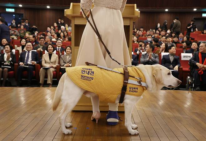 지난해 1월4일 ‘(어항)을 깨고 바다로 간다\'라는 제목의 책을 펴낸 김예지 국민의힘 의원이 국회도서관에서 열린 출판기념회에서 인사말을 하고 있다. 연합뉴스