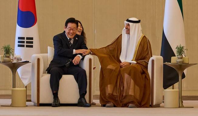 아랍에미리트(UAE)를 국빈 방문한 이재명 대통령이 17일(현지시각) 아부다비 왕실공항에 도착해 칼둔 칼리파 알 무바락 퍼스트 아부다비 뱅크(FAB) 비상임 이사겸 이사회 운영위원회 의장과 환담을 나누고 있다. 아부다비/연합뉴스