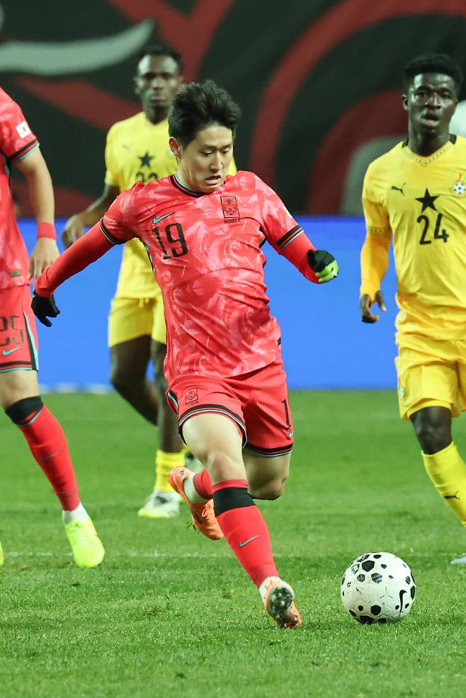 <yonhap photo-4115=""> 패스하는 이강인 (서울=연합뉴스) 서대연 기자 = 18일 서울 마포구 서울월드컵경기장에서 열린 남자축구 국가대표 A매치 평가전 대한민국과 가나의 경기. 이강인이 패스하고 있다. 2025.11.18 dwise@yna.co.kr/2025-11-18 20:42:12/ <저작권자 ⓒ 1980-2025 ㈜연합뉴스. 무단 전재 재배포 금지, AI 학습 및 활용 금지></yonhap>