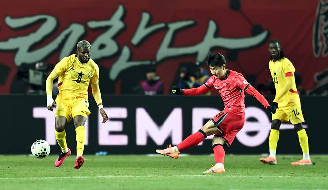 <yonhap photo-4497=""> 슛하는 이강인 (서울=연합뉴스) 김인철 기자 = 18일 서울 마포구 서울월드컵경기장에서 열린 남자축구 국가대표 A매치 평가전 대한민국과 가나의 경기. 이강인이 슛을 하고 있다. 2025.11.18 yatoya@yna.co.kr/2025-11-18 21:32:17/ <저작권자 ⓒ 1980-2025 ㈜연합뉴스. 무단 전재 재배포 금지, AI 학습 및 활용 금지></yonhap>