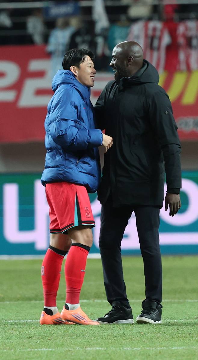 <yonhap photo-4724=""> 손흥민과 오토 아도 (서울=연합뉴스) 신준희 기자 = 18일 서울 마포구 서울월드컵경기장에서 열린 남자축구 국가대표 A매치 평가전 대한민국과 가나의 경기. 한국 손흥민과 가나 오토 아도 감독이 경기가 끝나고 인사하고 있다. 2025.11.18 hama@yna.co.kr/2025-11-18 22:11:14/ <저작권자 ⓒ 1980-2025 ㈜연합뉴스. 무단 전재 재배포 금지, AI 학습 및 활용 금지></yonhap>