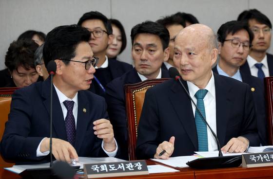 18일 서울 여의도 국회에서 제429회국회(정기회) 운영위원회 제5차 전체회의가 진행되고 있다. 안창호 국가인권위원장(오른쪽)과 황정근 국회도서관장이 대화하고 있다. 장진영 기자