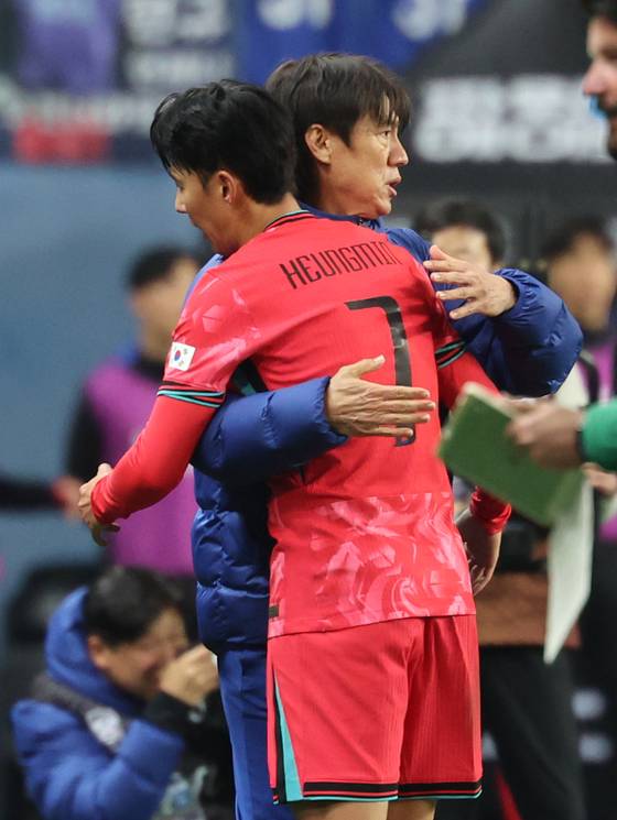 가나전에서 주장 손흥민(오른쪽)을 격려하는 홍명보 감독. 연합뉴스
