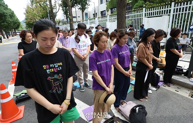 전국장애인부모연대와 전국특수교사노동조합 등 장애, 학부모, 교육단체 회원들이 2023년 8월7일 서울 종로구 정부서울청사 후문 앞에서 최근 한 웹툰작가의 장애 아들과 관련된 논란 이후 교육부가 자폐 혐오를 방치하고, 교사와 학부모에게 책임을 전가하고 있다며 규탄 기자회견을 열었다. 기자회견 참가자들이 최근 숨진 서초구의 한 초등학교 교사 등을 추모하는 묵념을 하고 있다. 권도현 기자