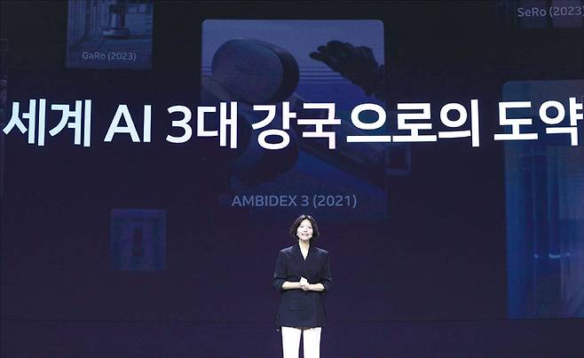 최수연 네이버 대표이사가 DAN25 콘퍼런스에서 주요 서비스를 중심으로 AI 에이전트를 전면에 도입하고, 반도체·자동차·조선 등 핵심 제조 산업의 AX 경쟁력을 높이는 등 서비스부터 B2B까지 아우르는 두 축의 AI 전략 방향성을 공개했다. (네이버 제공)