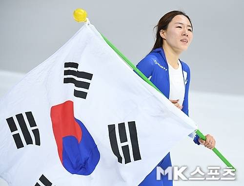 ‘빙속여제’ 이상화가 2018 평창동계올림픽 스피드스케이팅 여자 500m에서 은메달 획득에 성공했다. 이상화는 2018년 2월 18일 강릉 스피드 스케이팅 경기장에서 열린 2018 평창 동계올림픽 스피드스케이팅 여자 500m에서 37초33의 기록으로 은메달을 차지했다. 이상화가 트랙을 돌며 태극기를 흔들고 있다. 사진=천정환 기자