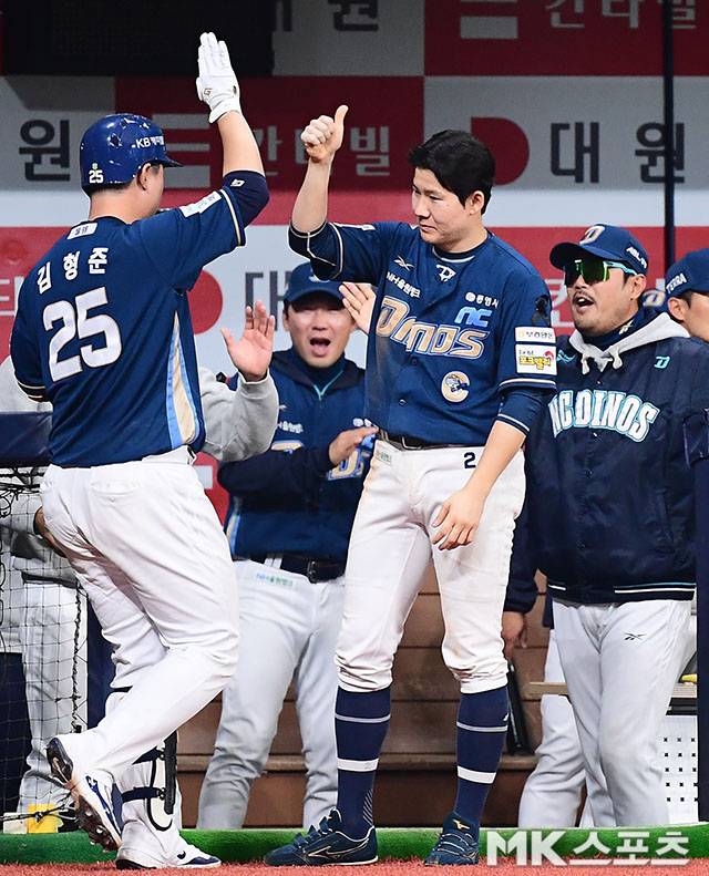 4월 6일 오후 서울 고척스카이돔에서 ‘2025 신한 SOL뱅크 KBO 리그’ NC 다이노스와 키움 히어로즈 경기가 열렸다. 8회초 2사 1, 2루에서 NC 김형준이 점수차 벌리는 스리런홈런을 치고 박민우의 축하를 받고 있다. 사진=김영구 기자