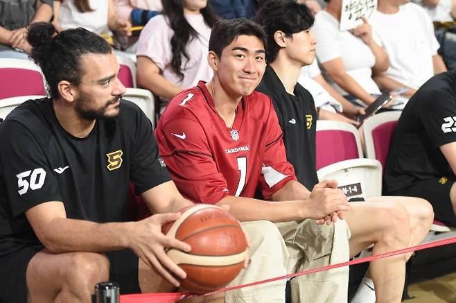 상무 양홍석이 휴가를 나와 9월 27일 창원체육관에서 열린 2025~26 프로농구 창원 LG와 대구 한국가스공사와의 시범 경기를 관전하고 있다. KBL 제공