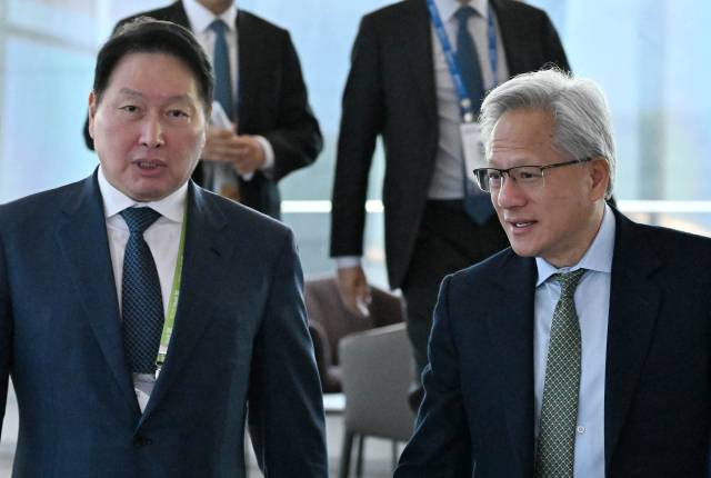 젠슨 황 엔비디아 CEO가 지난 달ㅍ31일 경북 경주 예술의전당에서 열린 아시아태평양경제협력체(APEC) 최고경영자(CEO) 서밋에 참석해 최태원 대한상의 회장과 만나 환담을 하고 있다. 연합뉴스