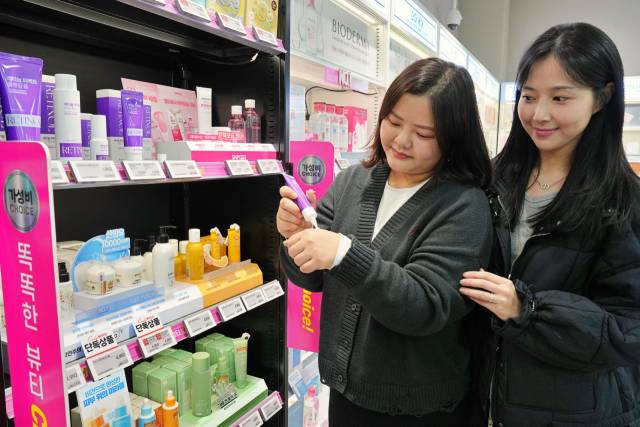 서울시 송파구 롯데마트 제타플렉스 잠실점에 마련된 '가성비 뷰티존'에서 롯데마트 직원들이 4950원 초저가 화장품을 살펴보고 있다. 사진 제공=롯데마트