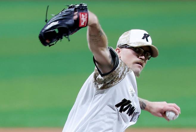 LG는 18일 호주의 좌완 웰스와 아시아쿼터 계약을 체결했다. KBO 경험을 지닌 웰스를 영입하며 2년 연속 통합우승을 향한 기대감을 키우고 있다. 사진은 키움 소속으로 활약했던 당시 웰스.|뉴시스