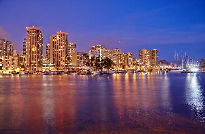 에이러 와이 보트 항구와 마주한 2개의 타워로 구성된 프린스 와이키키 전경. 사진제공|팜투어