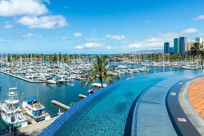 탁 트인 바다와 요트 선착장이 내려다보이는 오아후 최대 규모 인피니티 풀. 사진제공|팜투어