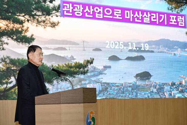 창원미래100년관광포럼이 19일 창원시 마산합포구청 대회의실에서 개최한 ‘관광산업으로 마산 살리기’ 포럼에서 한종열 창원미래100년관광포럼 의장이 창원시 관광공약 및 GRDP 분석 결과를 발표하고 있다./전강용 기자/