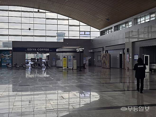 공항 내부는 보안요원을 제외하고 인적을 찾아보기 어려워 을씨년스러웠다. 셔터를 내린 프렌차이즈 커피숍 앞을 지나는 보안요원.최류빈기자 rubi@mdilbo.com