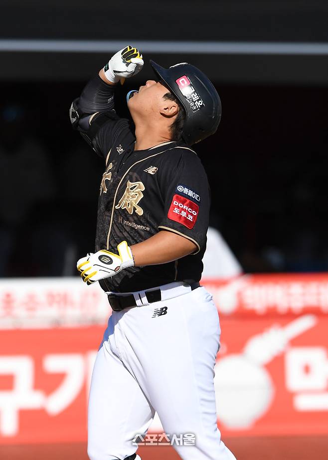 KT 강백호가 18일 수원 KT위즈파크에서 열린 2025 KBO리그 LG와 더블헤더 1차전 4회말 2사 LG 선발 치리노스를 상대로 추격 솔로 홈런을 친 뒤 세리머니를 하고 있다. 수원 | 박진업 기자 upandup@sportsseoul.com