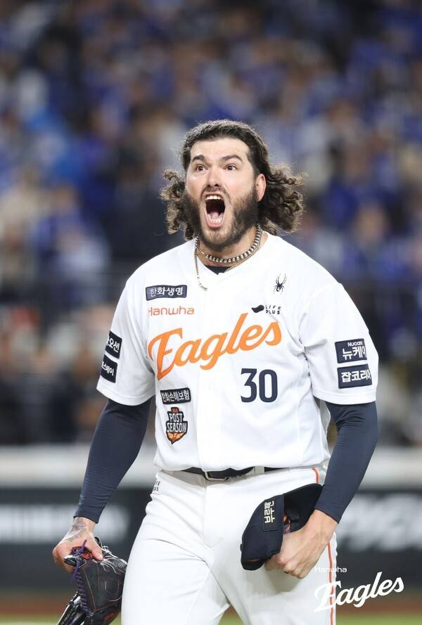 폰세가 지난달 24일 삼성과 플레이오프 5차전에서 호투 후 포효하고 있다. /사진=한화 이글스