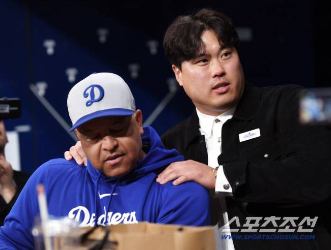 20일 서울 고척스카이돔에서 열리는 'MLB 월드투어 서울 시리즈 2024' 샌디에이고 파드리스와 LA 다저스의 경기를 앞두고 한화 류현진이 경기장을 찾아 다저스 로버츠 감독과 인사하고 있다. 고척=정재근 기자 cjg@sportschosun.com/2024.3.20/