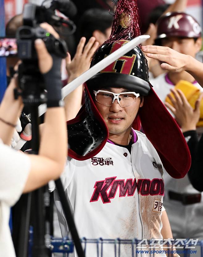 9일 고척스카이돔에서 열린 LG와 키움의 경기, 4회말 1사 1,3루 키움 임지열이 역전 3점홈런을 치고 기쁨을 나누고 있다. 고척=허상욱 기자wook@sportschosun.com/2025.09.09/