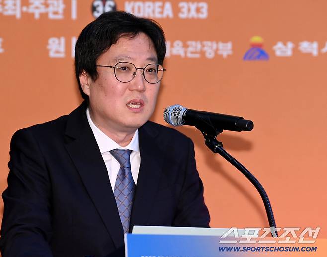 2025 스포츠케이션 컨퍼런스 '인구감소 위기도시를 위한 스포츠의 역할'이 19일 올림픽파크텔 올림피아홀에서 열렸다. 스포츠조선 류동혁 기자가 '일본의 스포츠를 활용한 인구감소위기 대응사례' 라는 제목의 발표를 하고 있다. 허상욱 기자wook@sportschosun.com/2025.11.19/