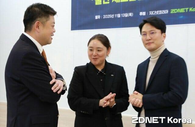 대화중인 이용진 한주라이트메탈 대표와 정수진 NIPA 지역AX본부장, 김정완 에이테크 대표.(왼쪽부터)