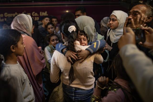 가자지구 남부 칸유니스의 나세르 병원에서 팔레스타인 어린 아이가 어머니에게 안겨있습니다. 몇 달 만의 만남이었기에 아이는 울음을 멈추지 못했습니다. EPA 연합뉴스